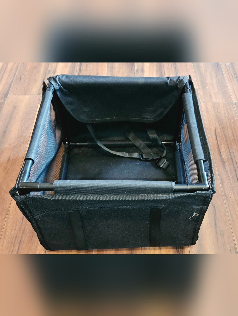 GUC Black Dog Carseat Bed With Safety Strap And Over Seat Strap 15" x 15"